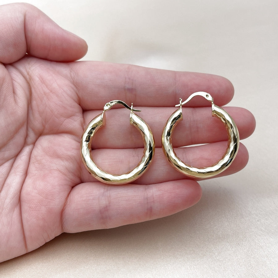 Oro Laminado Medium Hoop, Gold Filled Style Hollow Design, Diamond Cutting Finish, Golden Finish