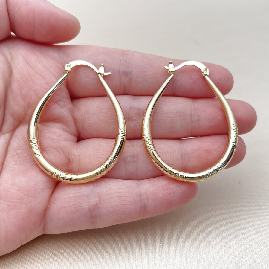 Oro Laminado Medium Hoop, Gold Filled Style Teardrop and Hollow Design, Diamond Cutting Finish, Golden Finish
