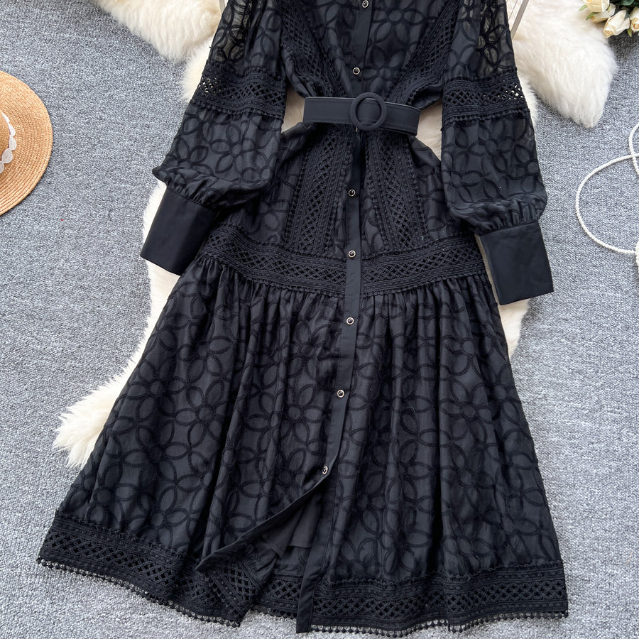 Elegant dress with lace and floral embroidery, high-quality high collar.