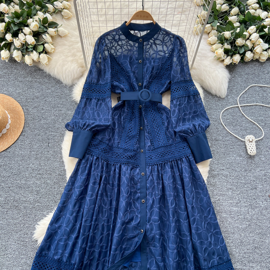 Elegant dress with lace and floral embroidery, high-quality high collar.