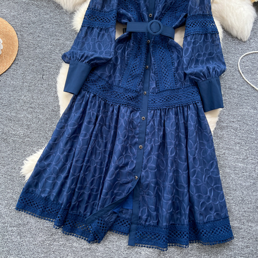 Elegant dress with lace and floral embroidery, high-quality high collar.