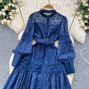 Elegant dress with lace and floral embroidery, high-quality high collar.