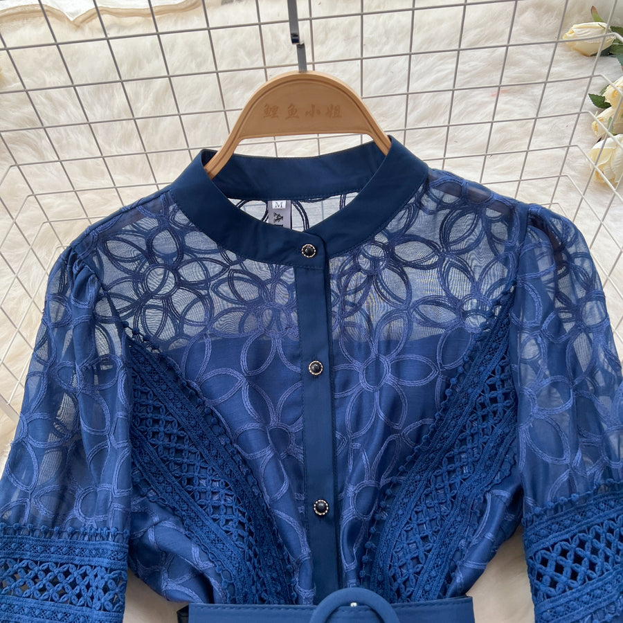 Elegant dress with lace and floral embroidery, high-quality high collar.