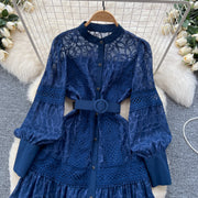 Elegant dress with lace and floral embroidery, high-quality high collar.