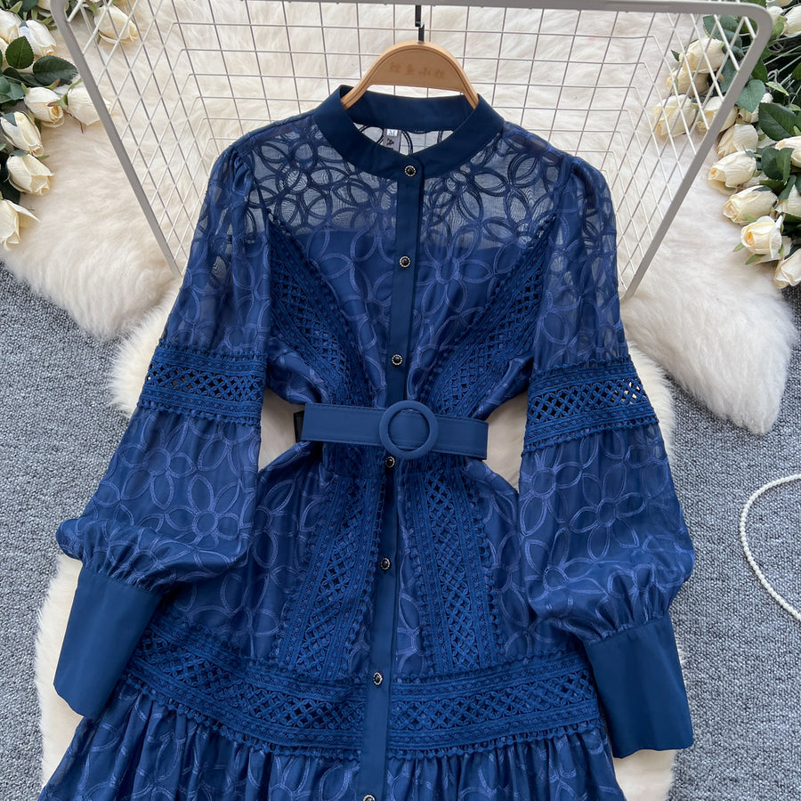 Elegant dress with lace and floral embroidery, high-quality high collar.