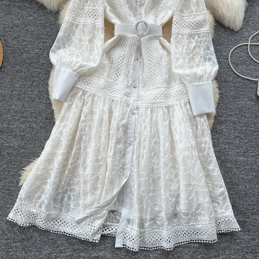 Elegant dress with lace and floral embroidery, high-quality high collar.