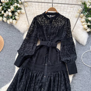 Elegant dress with lace and floral embroidery, high-quality high collar.