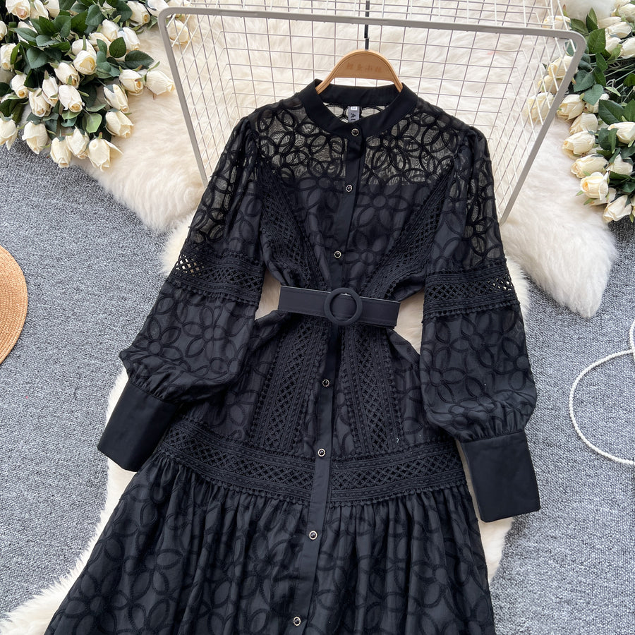 Elegant dress with lace and floral embroidery, high-quality high collar.