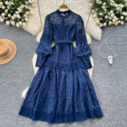 Elegant dress with lace and floral embroidery, high-quality high collar.