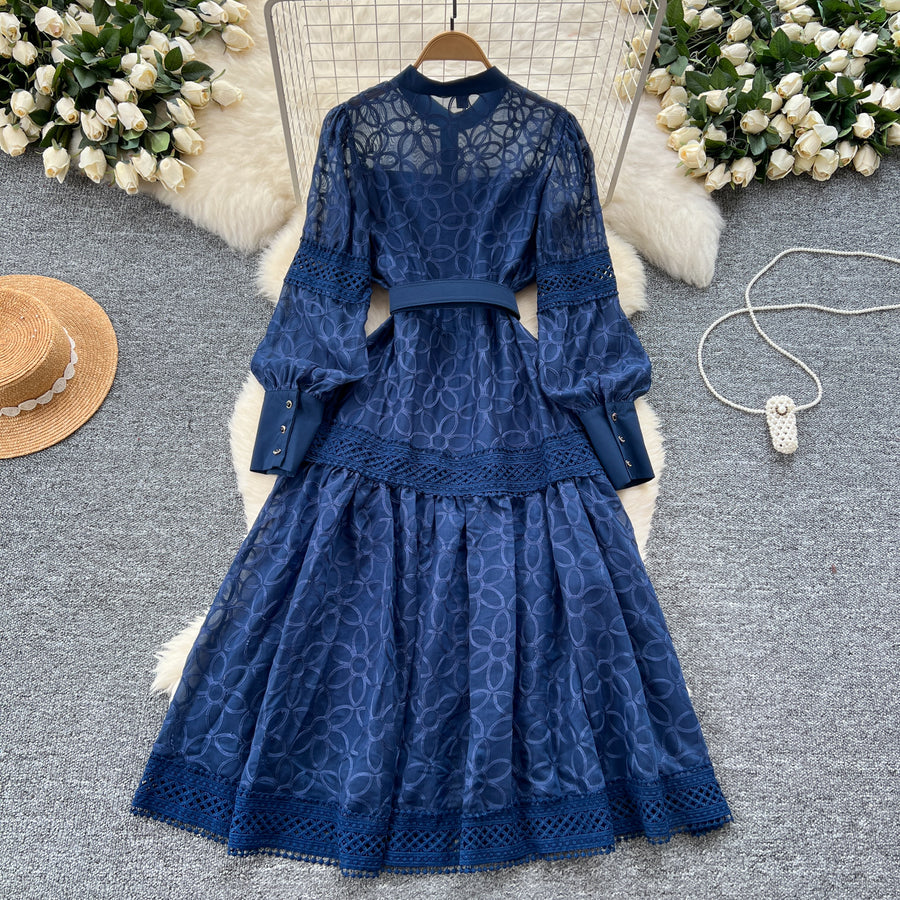 Elegant dress with lace and floral embroidery, high-quality high collar.
