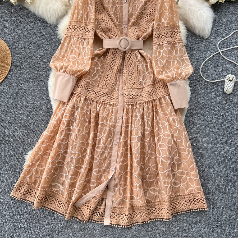 Elegant dress with lace and floral embroidery, high-quality high collar.