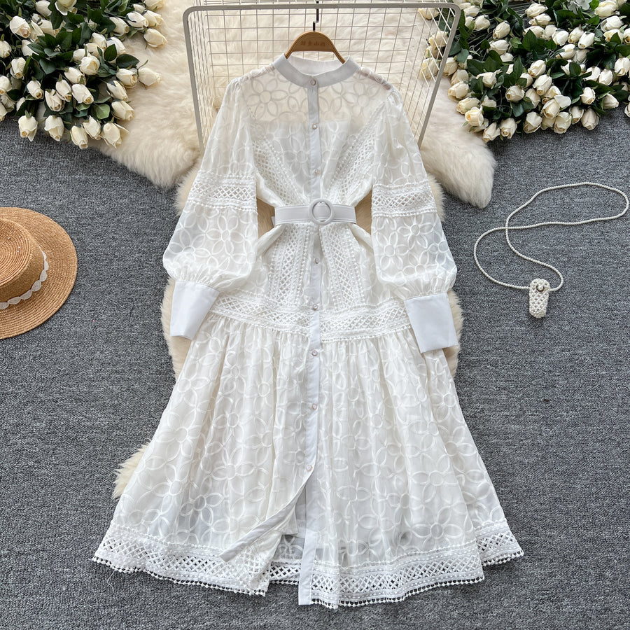 Elegant dress with lace and floral embroidery, high-quality high collar.