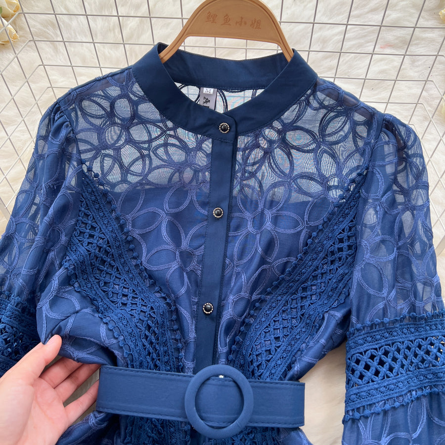 Elegant dress with lace and floral embroidery, high-quality high collar.