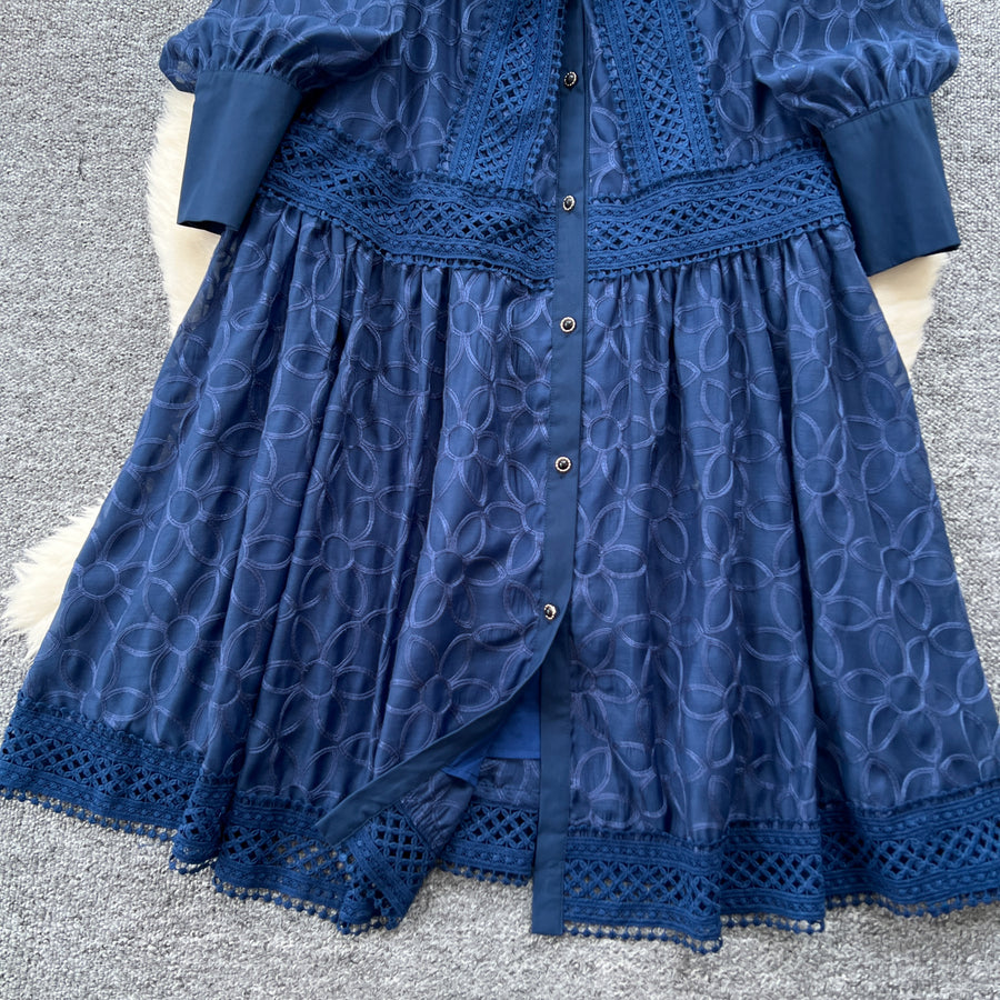 Elegant dress with lace and floral embroidery, high-quality high collar.