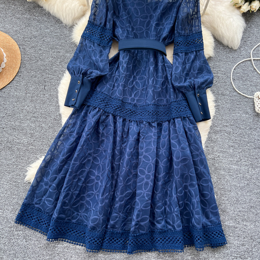 Elegant dress with lace and floral embroidery, high-quality high collar.