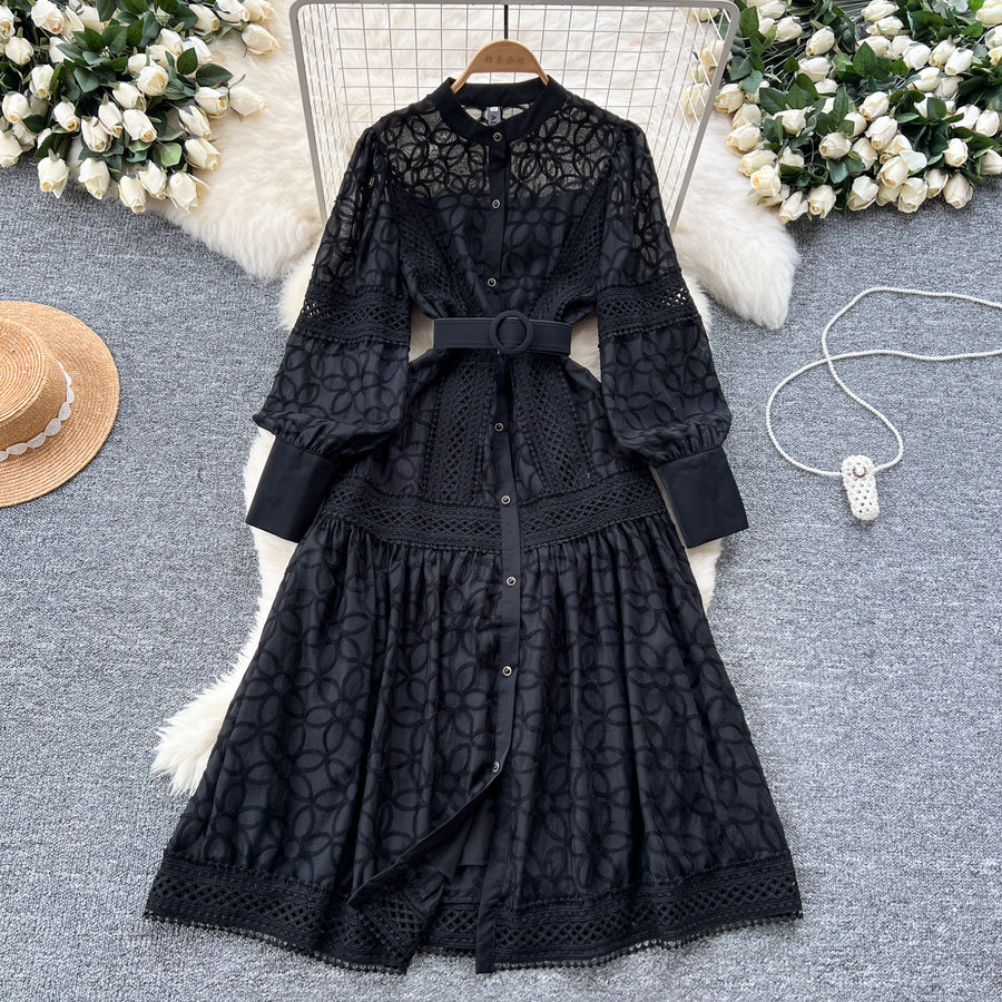 Elegant dress with lace and floral embroidery, high-quality high collar.