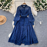 Elegant dress with lace and floral embroidery, high-quality high collar.