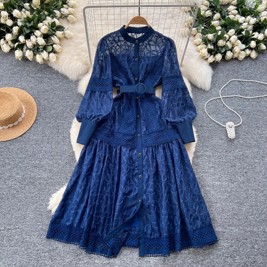 Elegant dress with lace and floral embroidery, high-quality high collar.