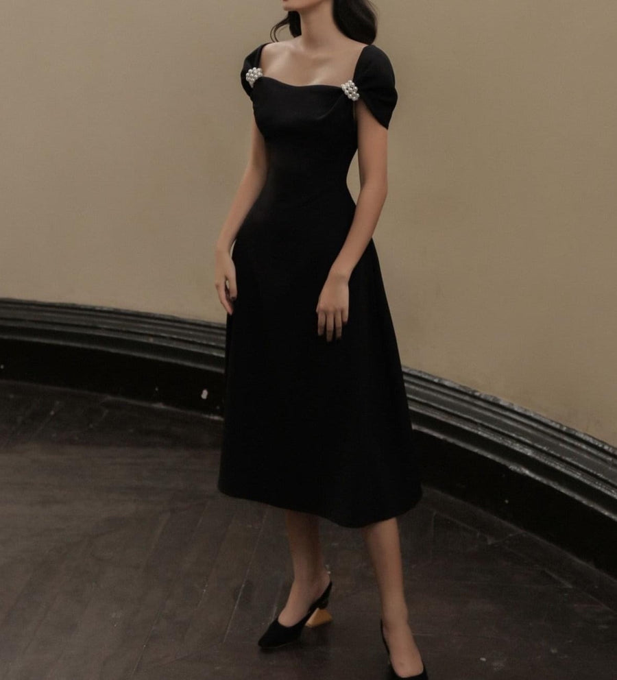 Elegant black midi dress with high quality shoulder detail